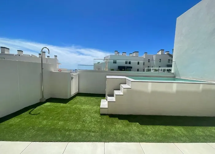 High End Large Ground Floor With Luxury Private Pool And Sea Views *