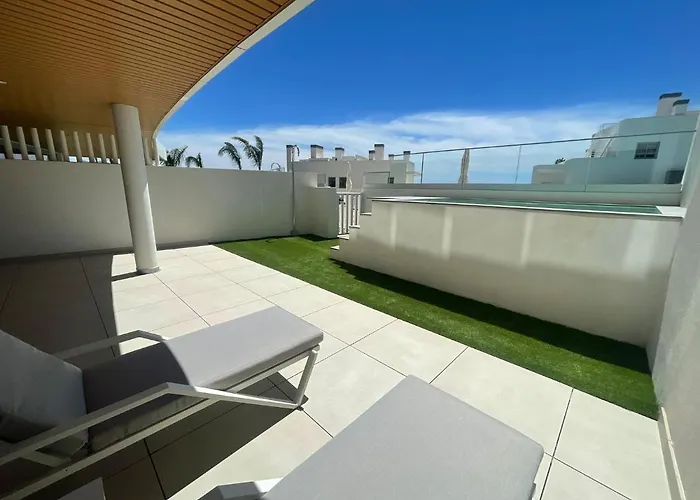 High End Large Ground Floor With Luxury Private Pool And Sea Views Lejlighed
